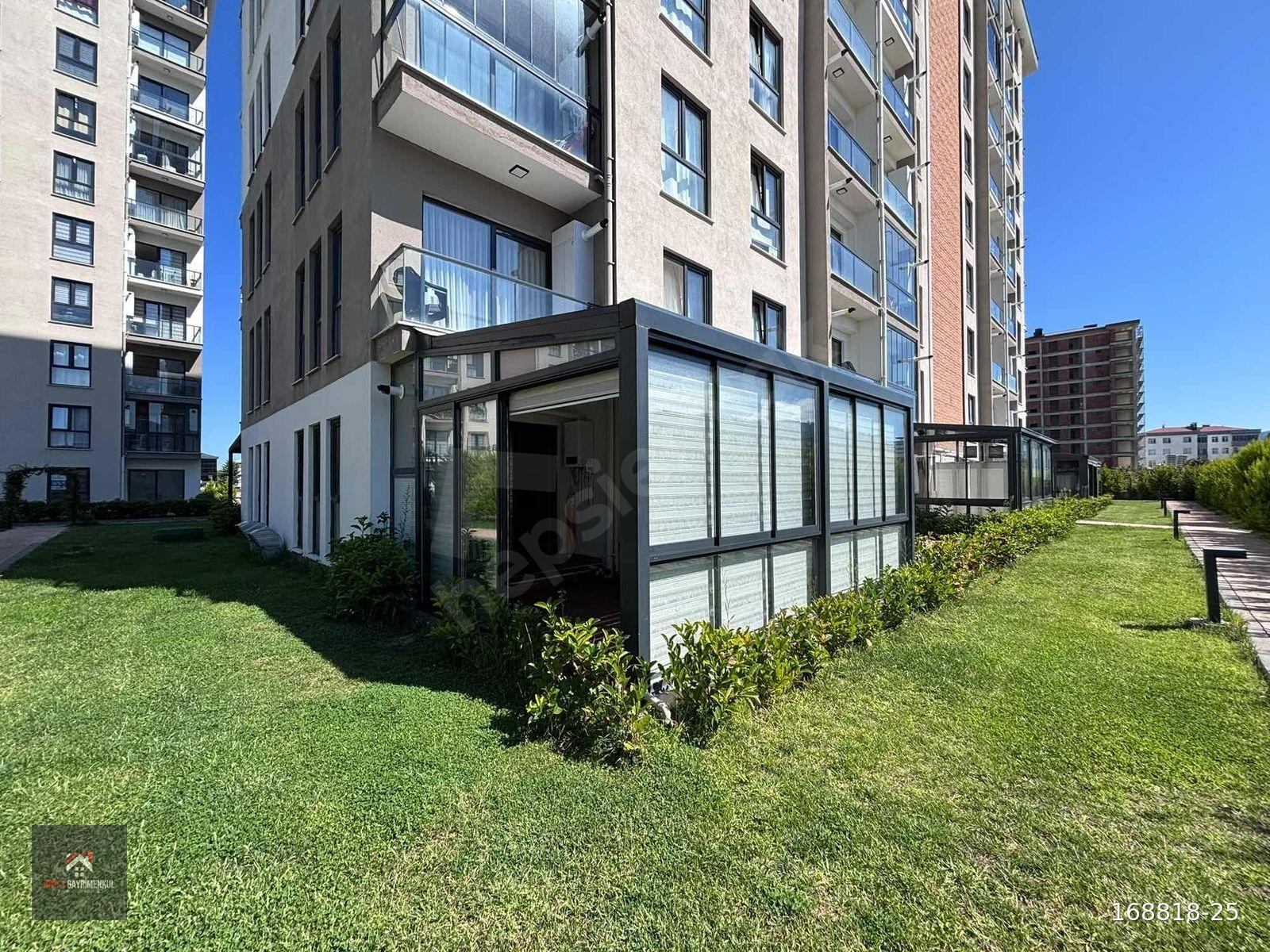Cumhuriyet mahallesi 1+1 kış bahçeli havuzlu site içerisinde