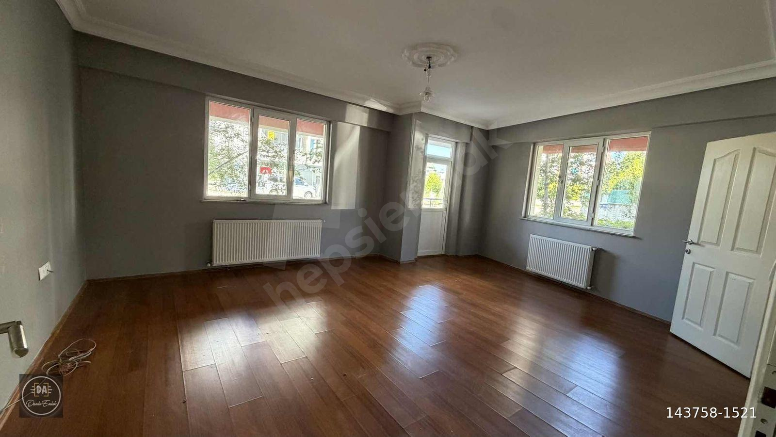 TRAMVAY VE SAHİLE YÜRÜME MESAFESİNDE 3+1 FERAH DAİRE