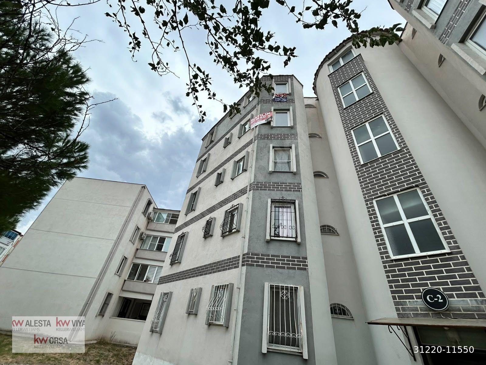 Bayatlı Sitesinde Ara Kat Geniş K.Mutfak Satılık Daire