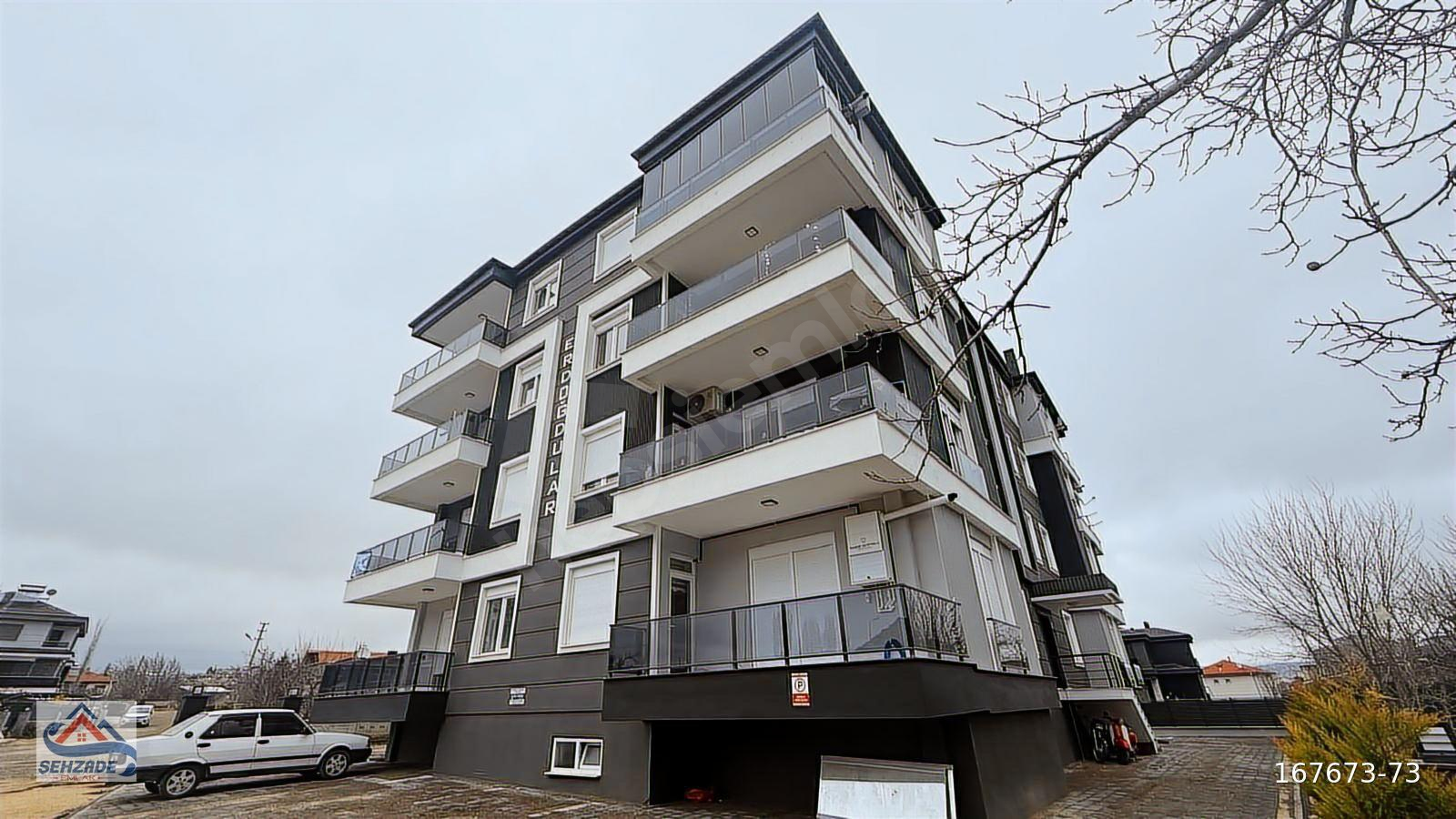Korkuteli Uzunoluk Mah.Köşe parselde Köşe Daire Satılık.