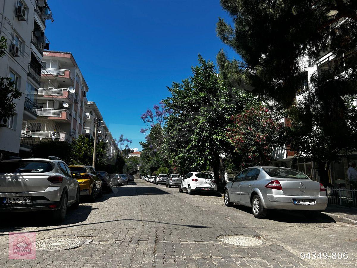 Karşıyaka Yaşar Aksoy sokakta kiralık 3+1 daire