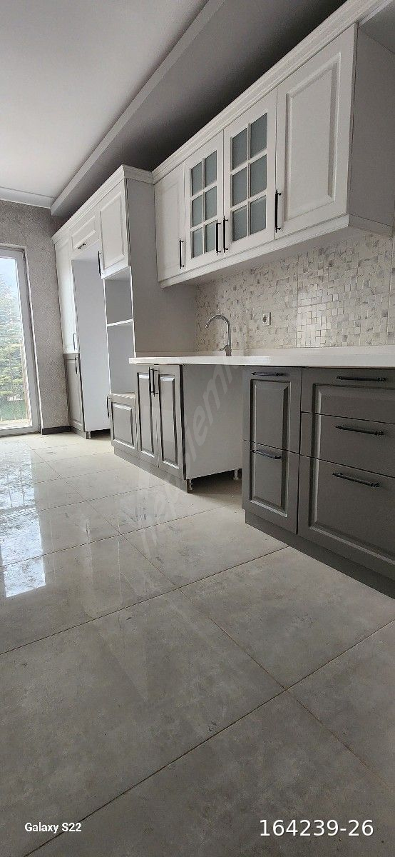SALI PAZARI ÜSTÜ CADDE ÜZERİ KİLERLİ İSKANLI SIFIR 3+1 DAİRE