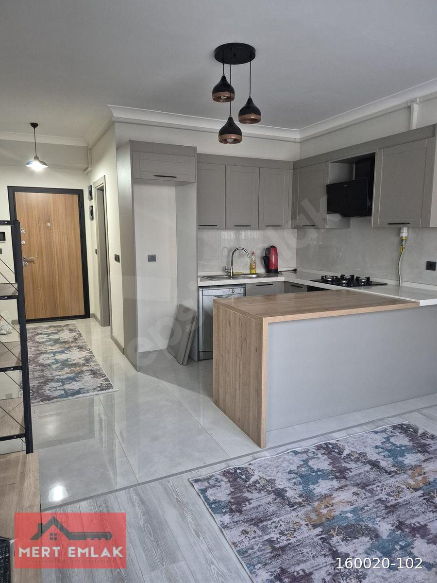 MERT'TEN CADDE PORT'TA EŞYALI KİRACILI SATILIK 1+1 DAİRE