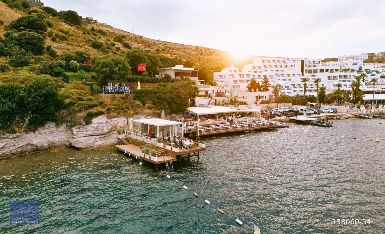 Bodrum Merkez Bardakçı Denize 150 Metre Plajlı Havuzlu Site 2+1