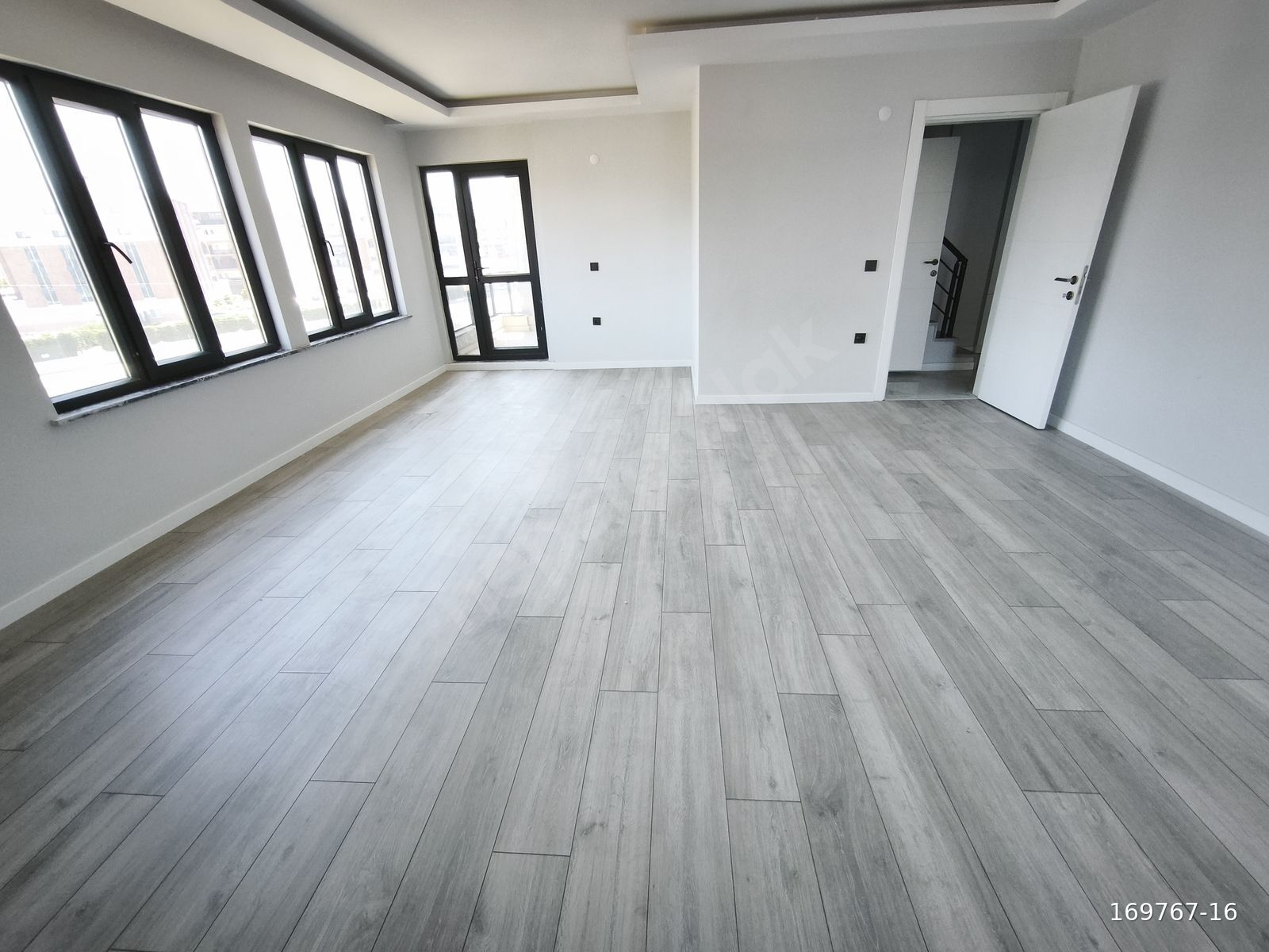 AKÇALAR'DA ULUABAT GÖLÜ'NE 5 DK. MESAFEDE TERASLI 3+1 DUBLEKS