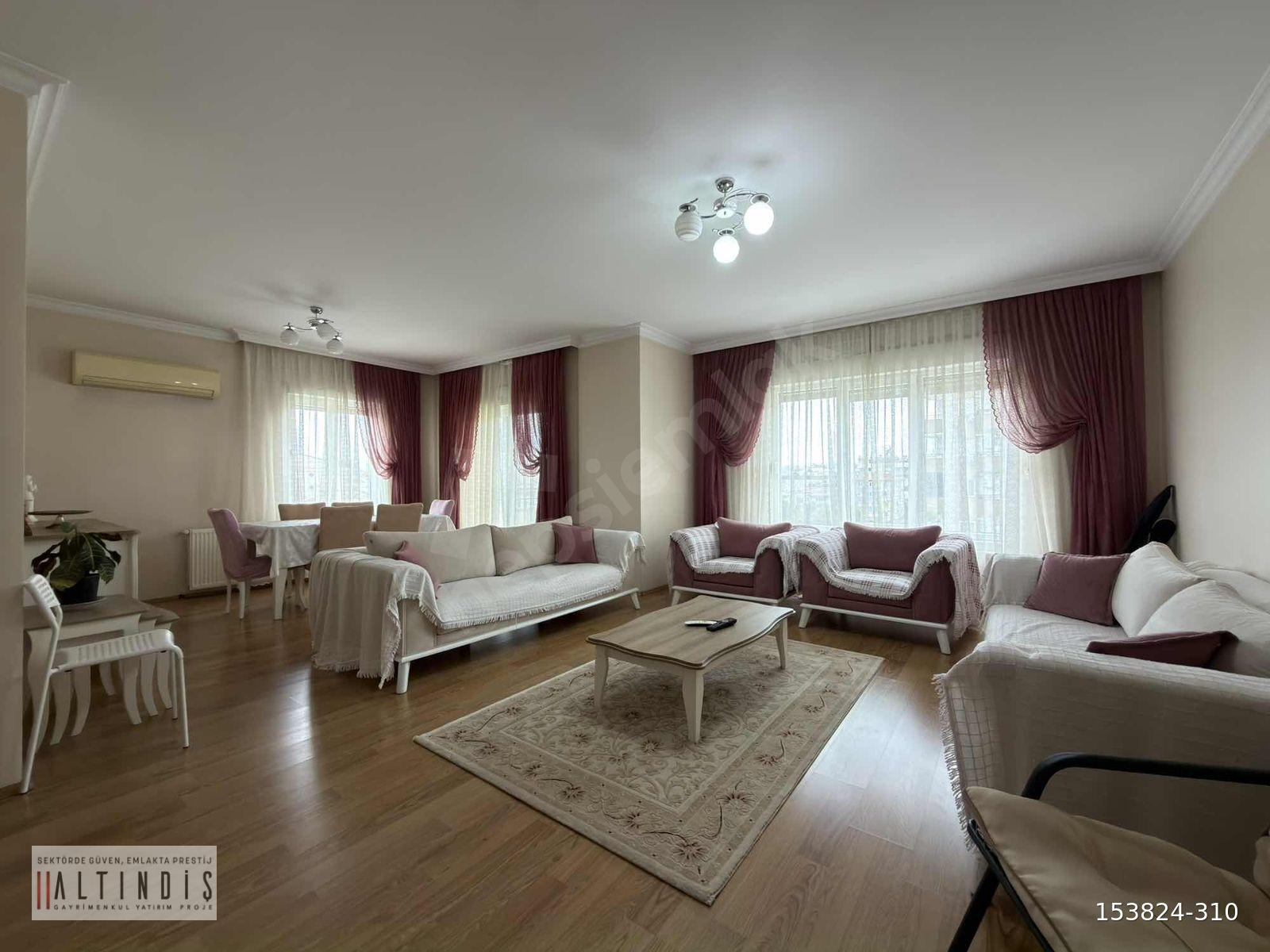 Girne Mahallesi'nde ara kat köşe 4+1 geniş satılık daire