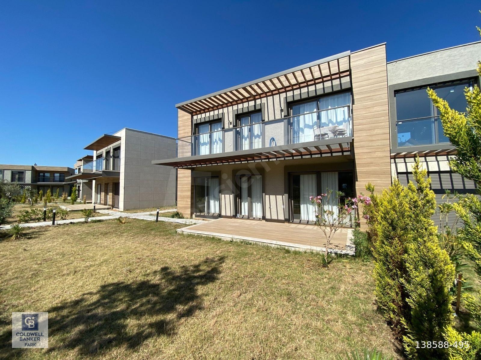 Ayvalık Altınova'da Havuzlu Site İçerisinde 2+1 Satılık Daire