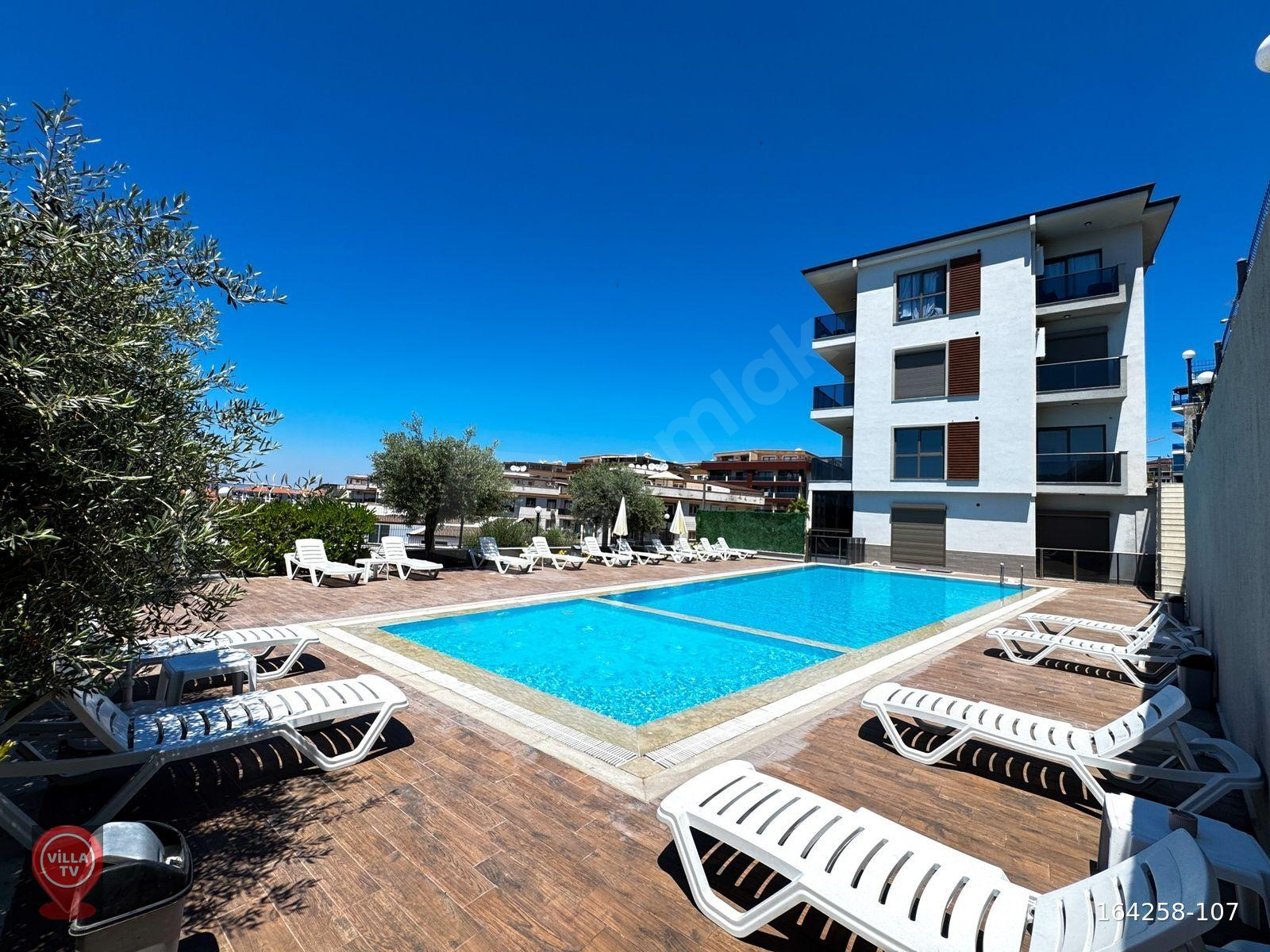 Kuşadası Havuzlu Sitede Deniz Manzaralı Ful Eşyalı Satılık Daire