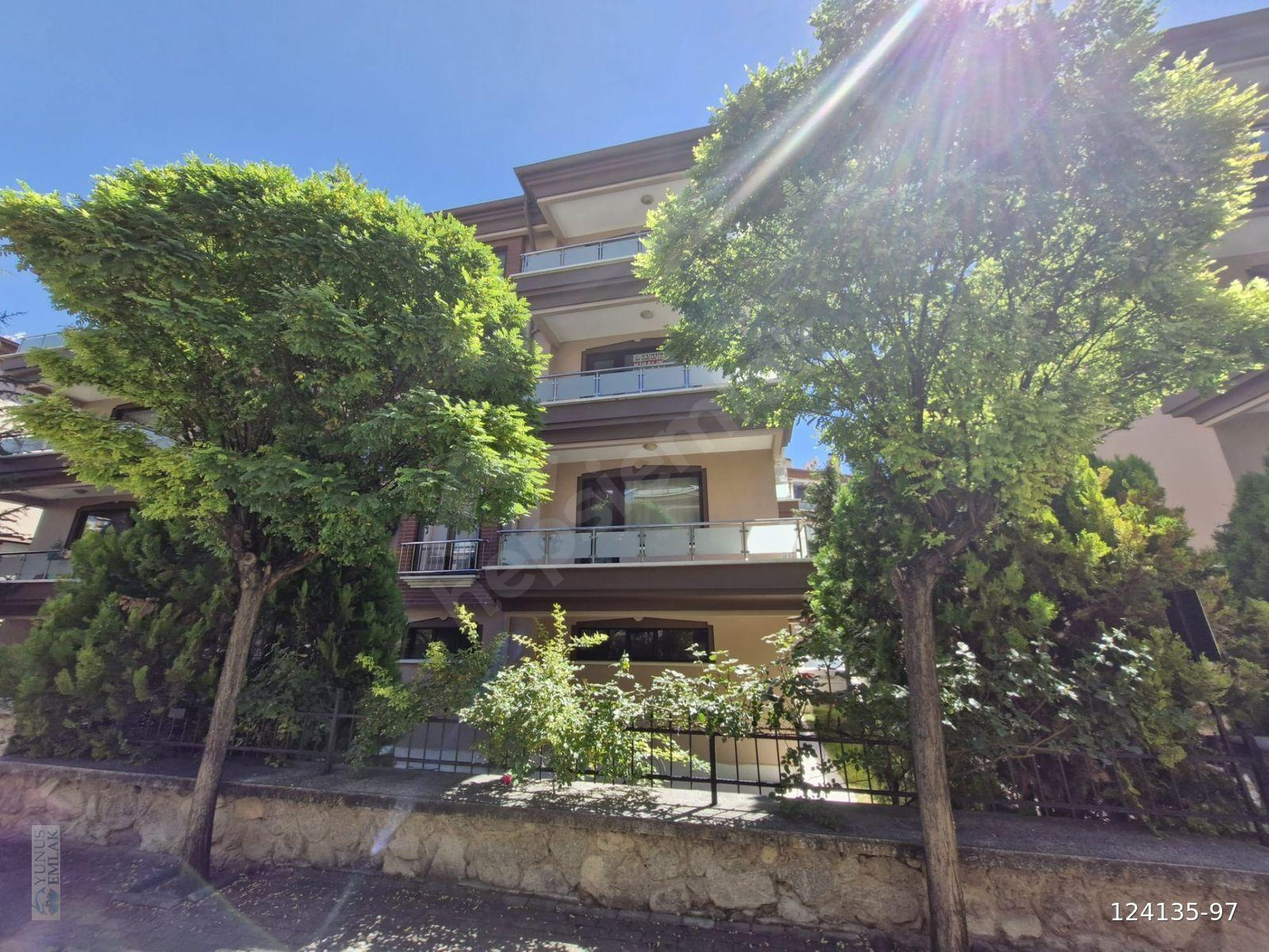 Afyon merkez ğüzel lokasyonda 3+1 site içerisinde kiralık 125 m2 afjetli daire