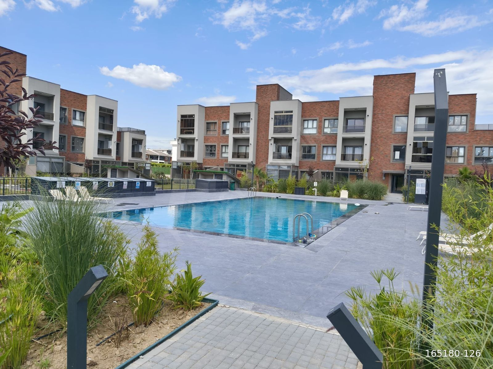 Karaali villalar bölgesinde site içerisinde satılık 2+1 daire