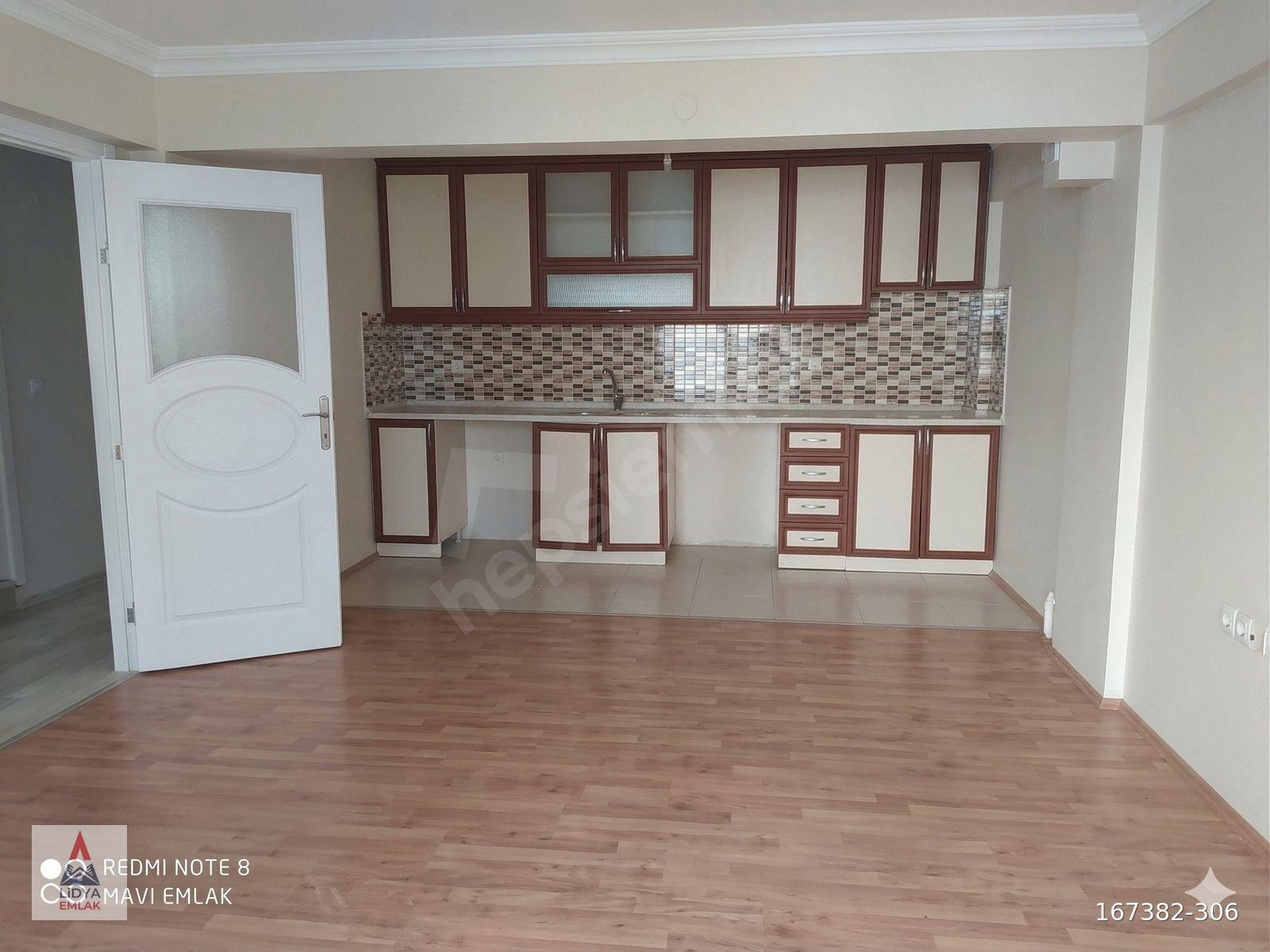 Akmescit Mahallesinde Ara Kat 2+1 1. Balkon Daire