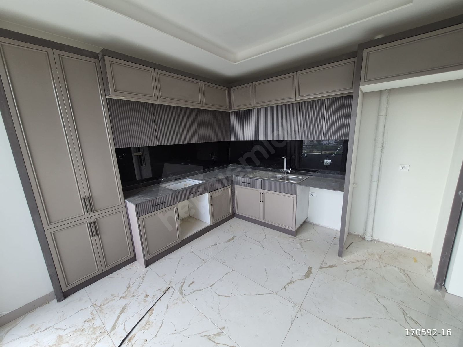 ÇİFTLİKKÖY'DE BAĞIMSIZ MUTFAK SIFIR 3+1 SATILIK DAİRE