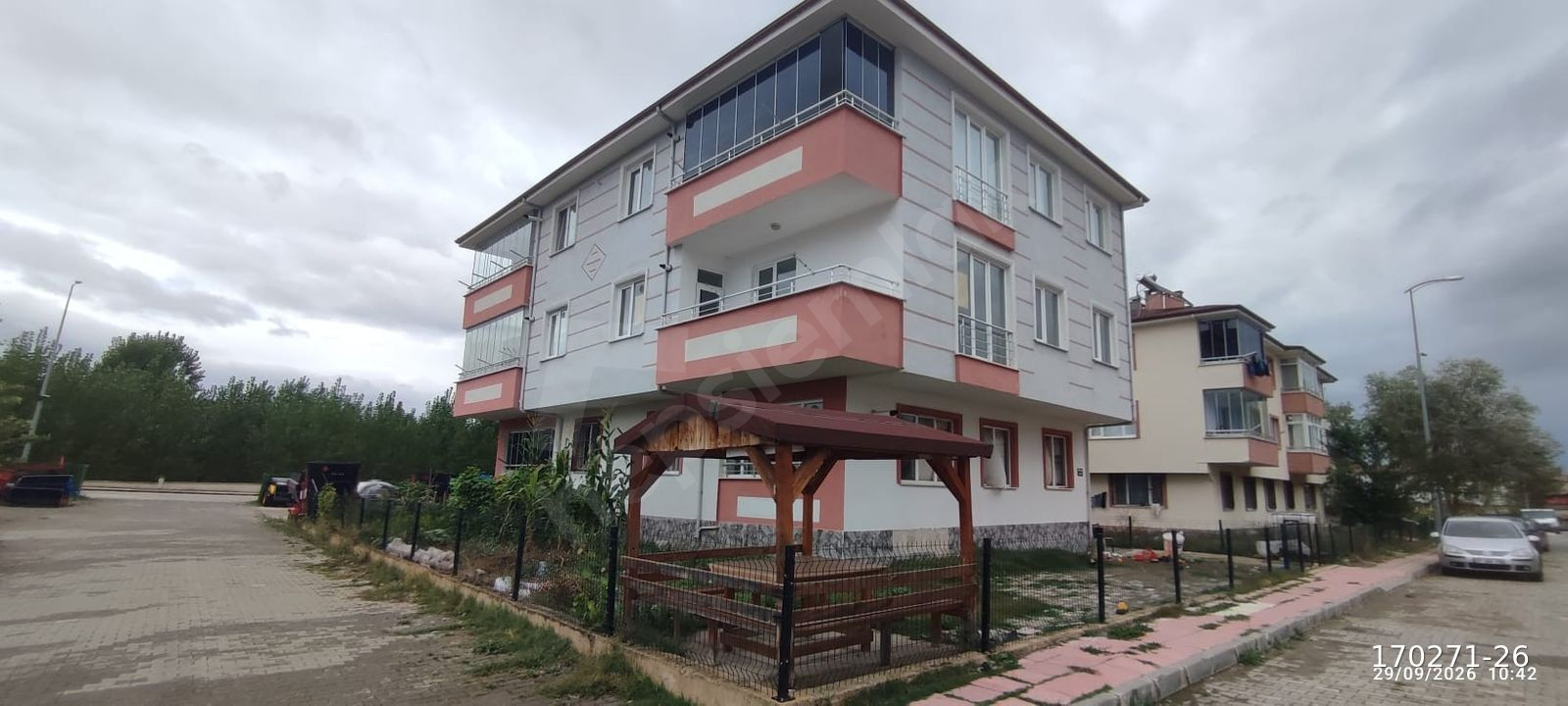 ÖZMEN EMLAKTAN TEKKE MAHALLESİNDE 2+1 SATILIK DAİRE
