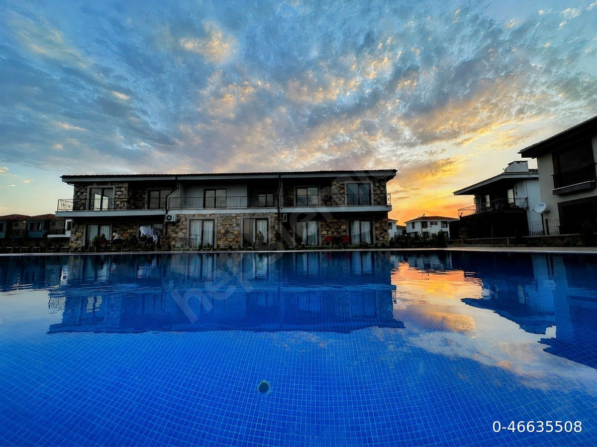Havuzlu sitede taş ev fırsatı