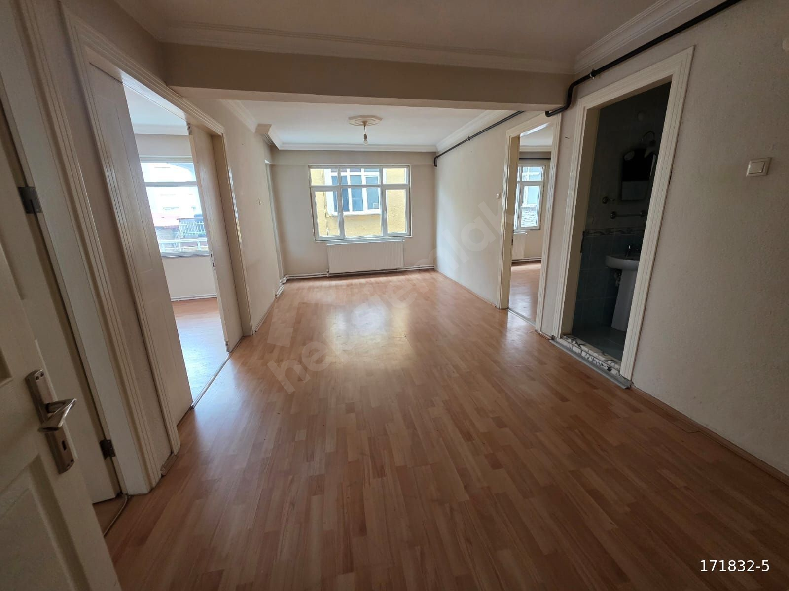 Yeni mahalle ilçe Emniyet müdürlüğü Civarı 3.kat 2+1 Kiralık
