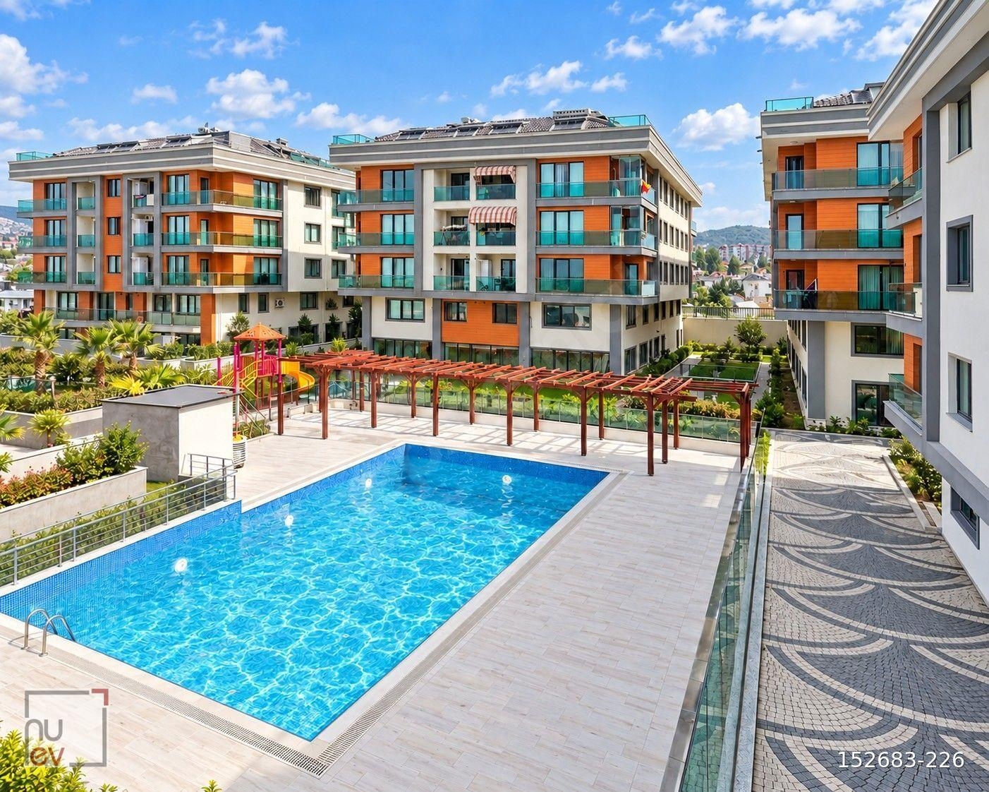 BEYLİKDÜZÜ'NDE HAVUZLU VE FULL SOSYAL SİTE İÇİ 3+1-NUEV