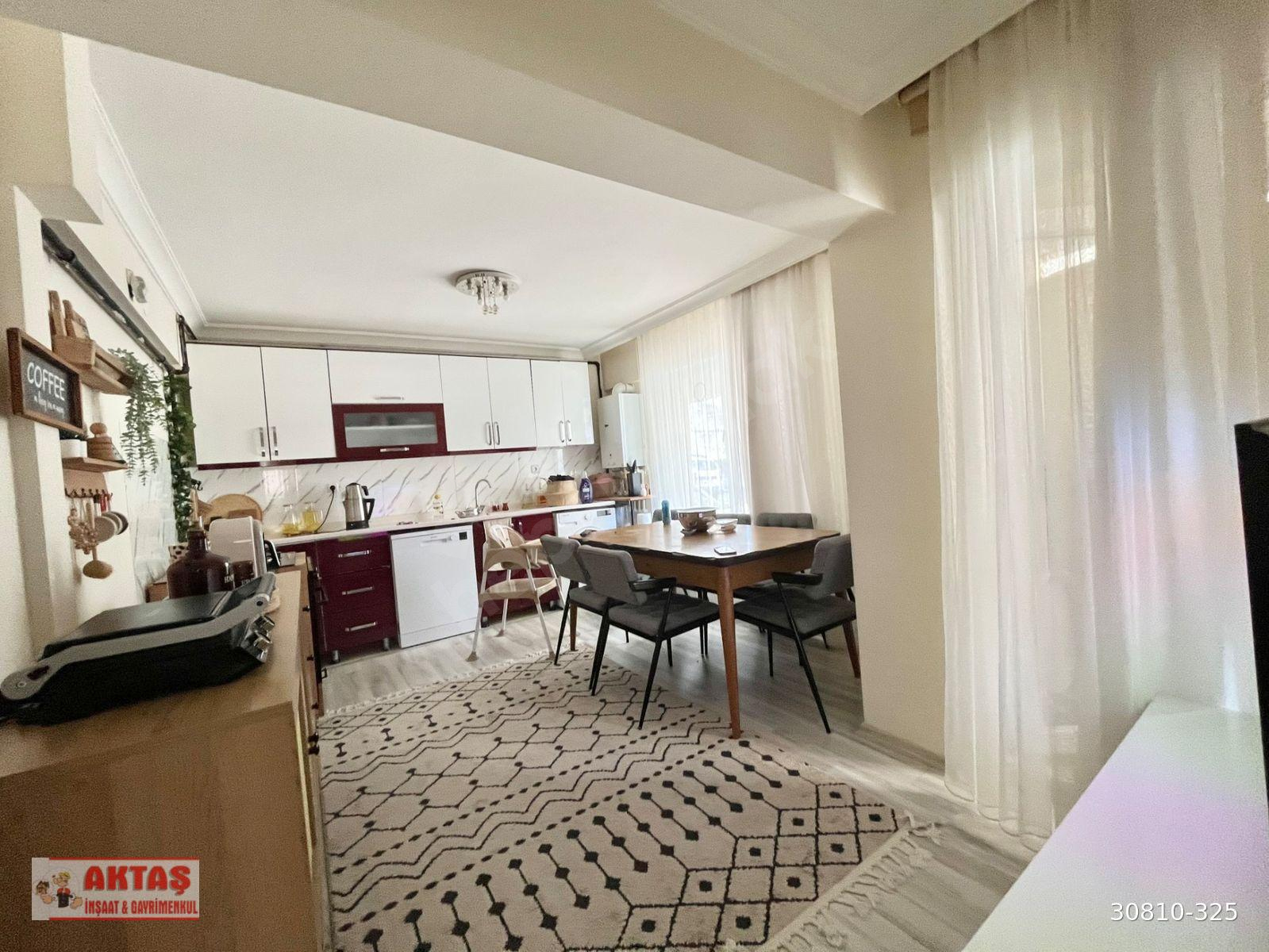 HOCALI CADDE YAKINI YENİ BİNADA AMERİKAN MUTFAKLI ÖN CEPHE GİRİŞ KAT 2+1