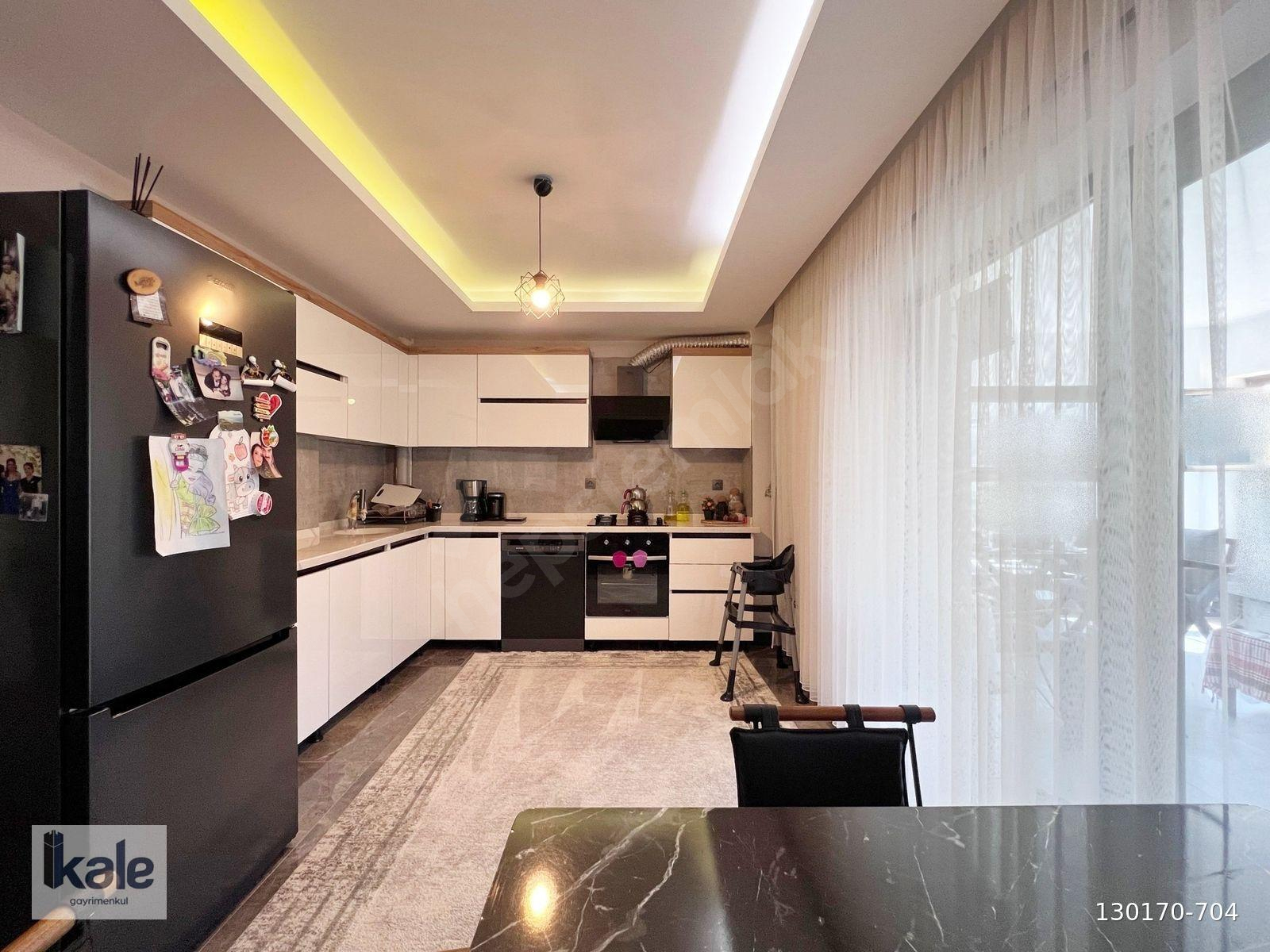 ▄KALE▄NEŞET ERTAŞ CD. YAPILI 130M² GENİŞ BALKONLU SİTE DAİRESİ!