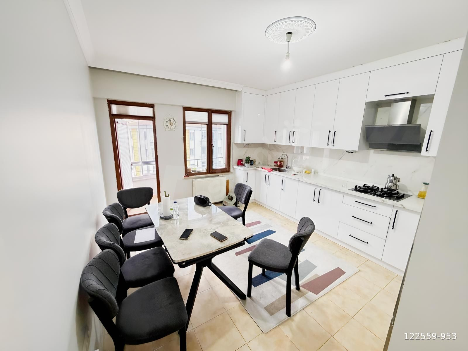 ÇİFTLİK CADDESİNDE GENİŞ SATILIK DAİRE