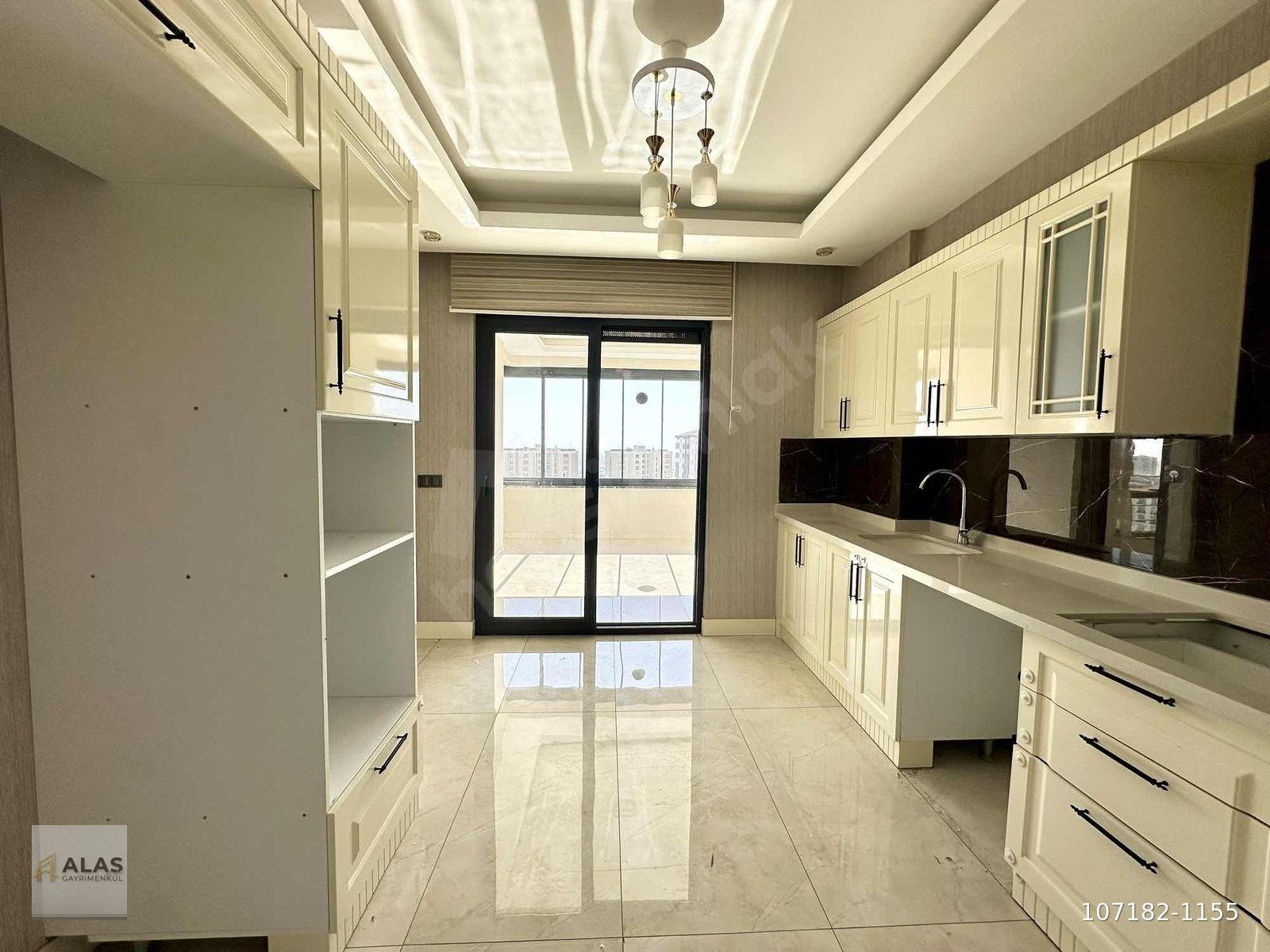 BEŞTEPE'DE AVİZE+KOMBİ MODERN KAT BAHÇELİ 2.5+1 SATILIK DAİRE