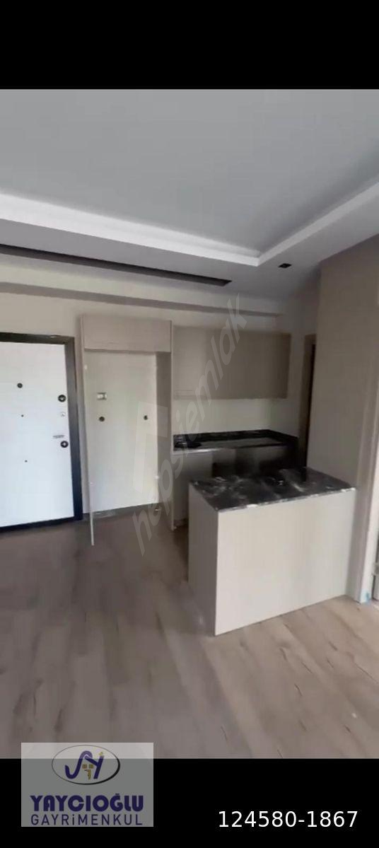 CADDE ÜZERİ YILBAŞINDA TESLİM CAZİP SIFIR 1+1 KÖŞE DAİRE