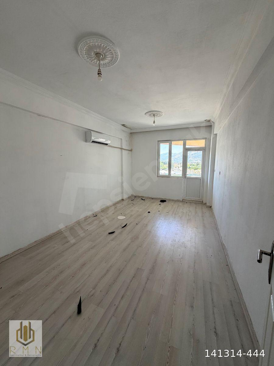 Döşemealti Yeni̇köy Merkezde Tadi̇latli Satilik 2+1 Dai̇re