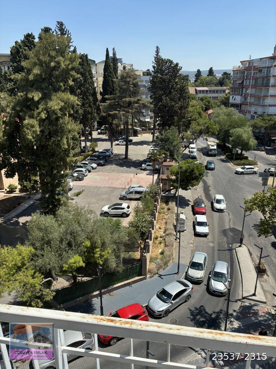 BORNOVA BÜYÜKPARK,KÜÇÜKPARK YANİ ÜÇ ODA SALON ‘SÜPER MANZARALI DAIRE