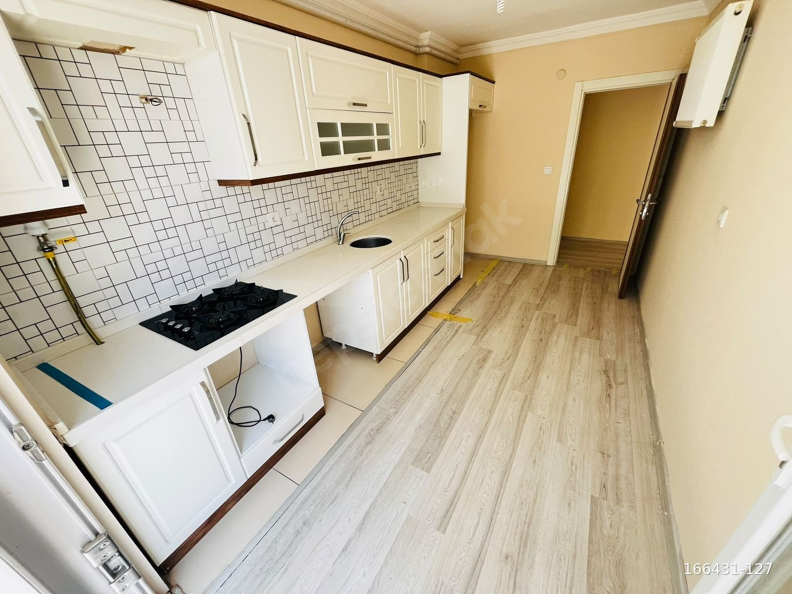 GÖMEÇ ÇARŞI MERKEZİNDE KREDİYE UYGUN 2+1 KAPALI MUTFAK DAİRE