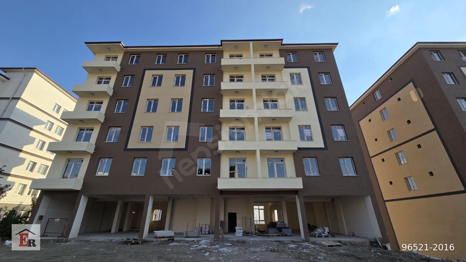 KONUT ER EMLAKTAN MERKEZİ KONUMDA SATILIK 2+1 EŞYASIZ DAİRE