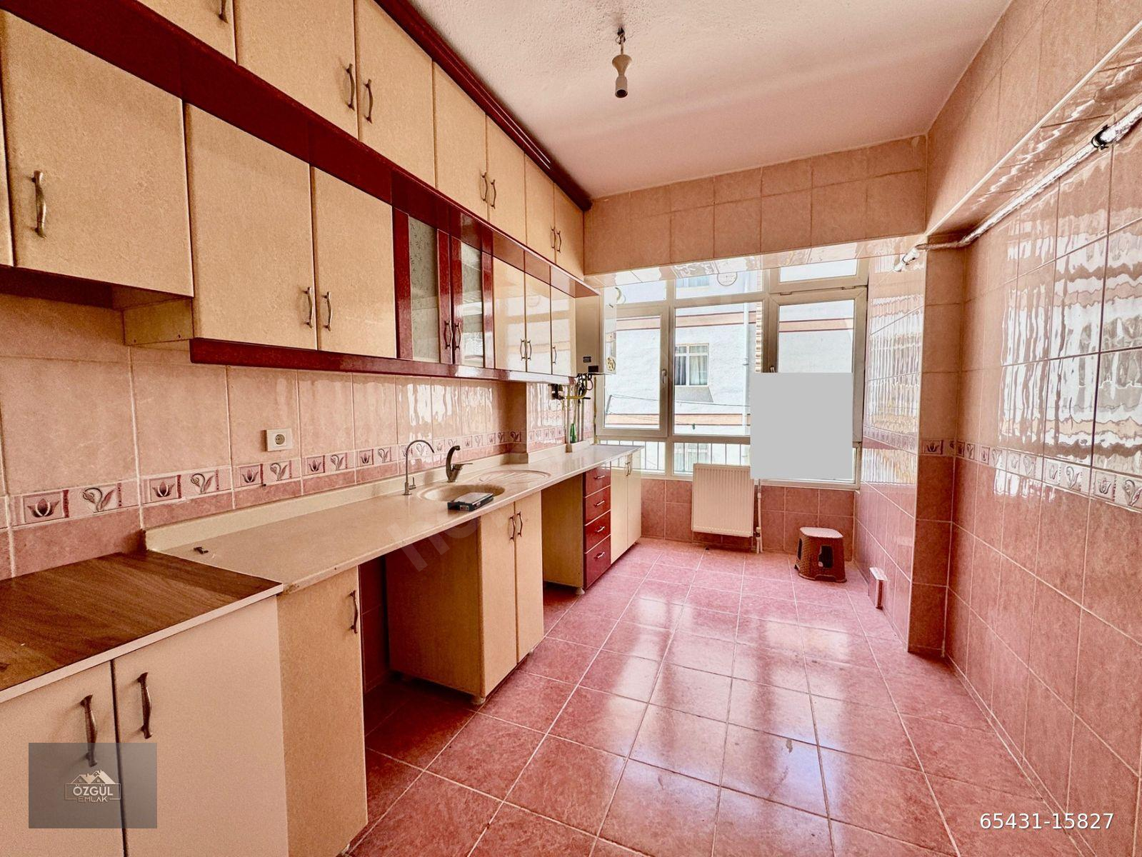 ÖZGÜL EMLAK'tan MERKEZDE GÜNEY CEPHE 3+1 UYGUN DAİRE