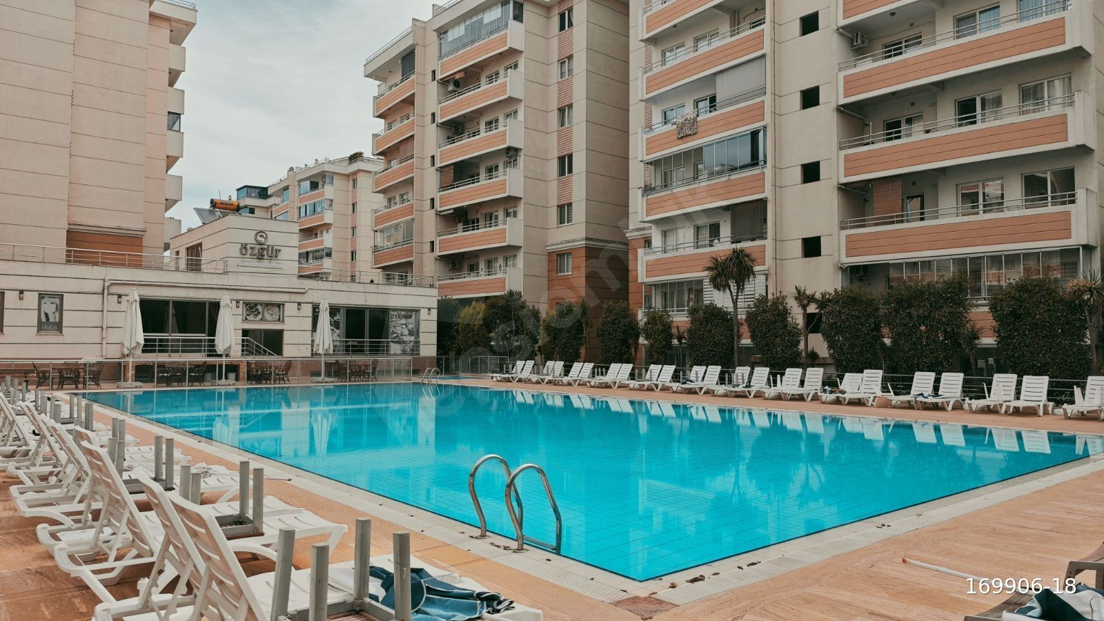 GÜZELTEPE KONUTLARINDA HAVUZLU ARA KAT SATILIK 3+1