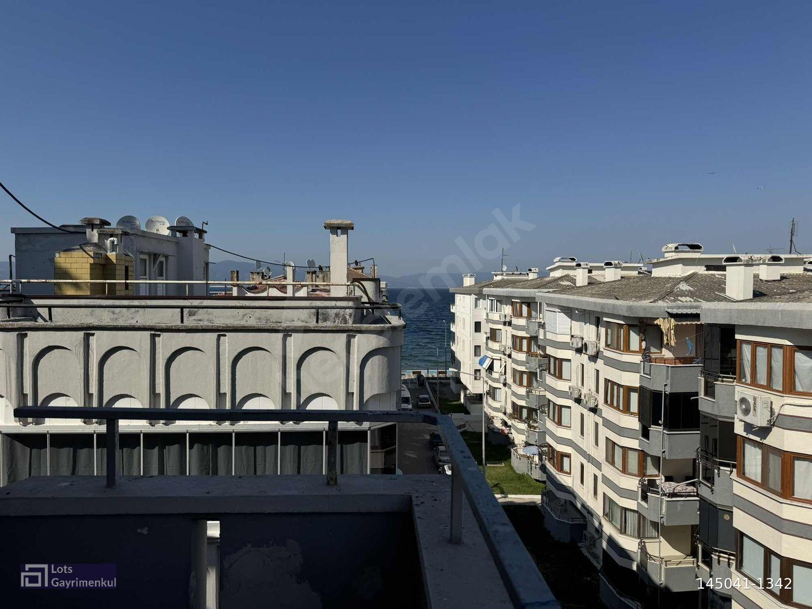 LOTS'TAN GÜZELYALI'DA DENİZ MANZARALI ŞÖMİNELİ 3+1 SATILIK DAİRE