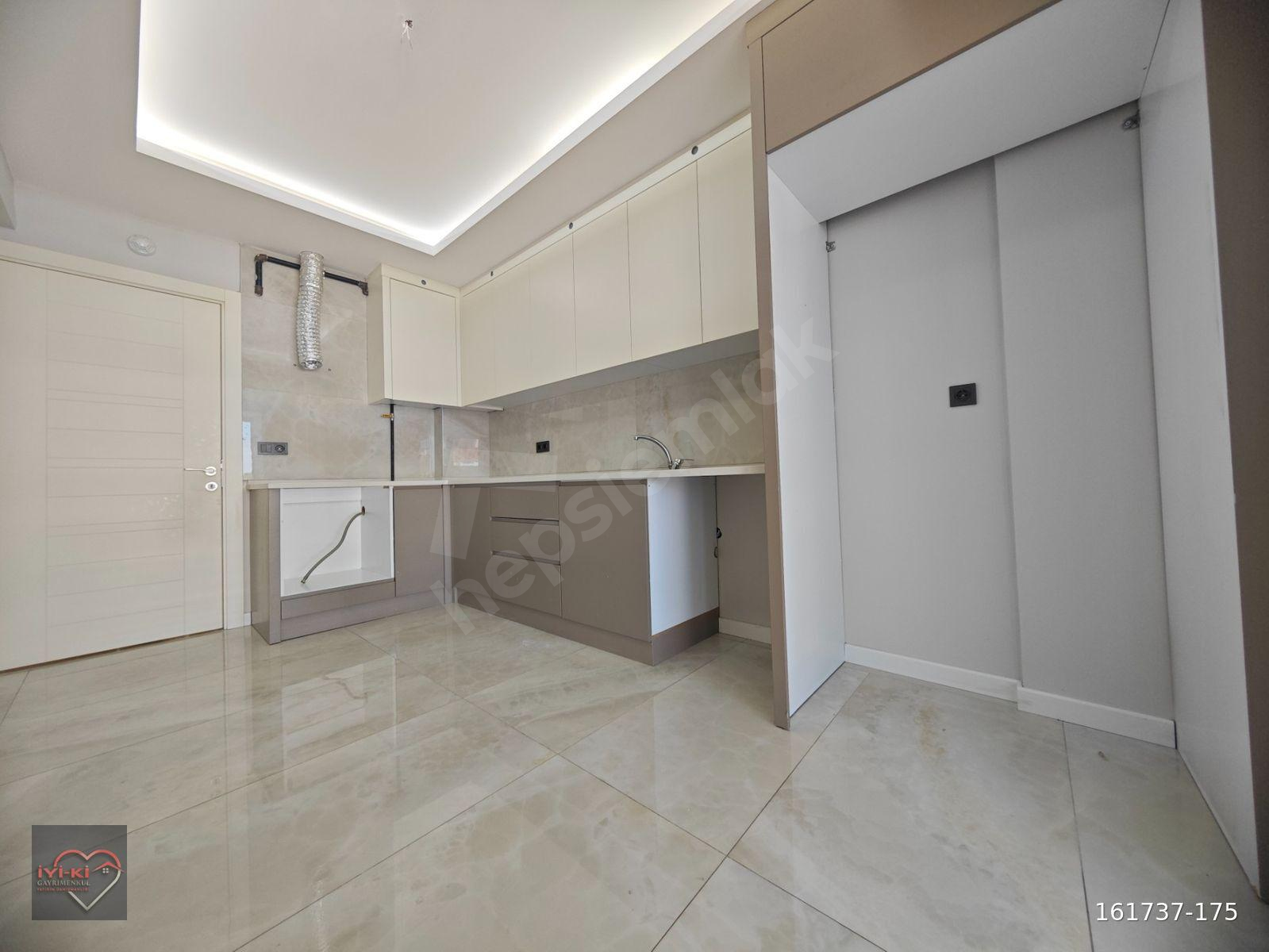 İYİ-Kİ''DEN GÜMÜŞLER BULVARINDA EBVYN B. PANJURLU K. OTOPARKLI GENİŞ 3+1 KİRALIK DAİRE
