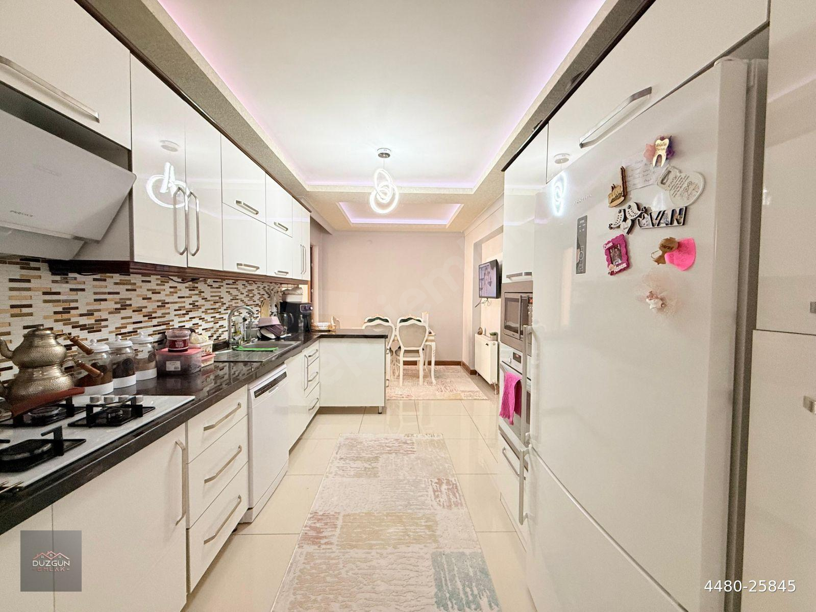 DÜZGÜN EMLAK'TAN MERKEZİ KONUMDA LÜX SİTEDE FULL YAPILI GENİŞ 4+1 DAİRE