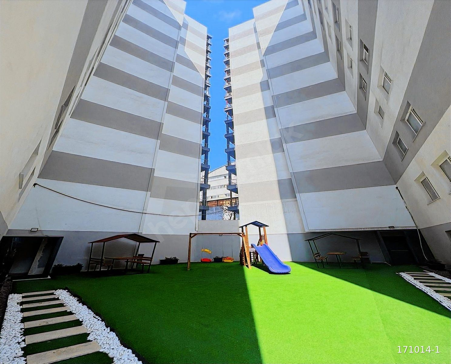 HARAMİDERE METROBÜSÜNE YAKIN SİTE İÇİNDE HAVUZLU OTOPARKLI DAİRE