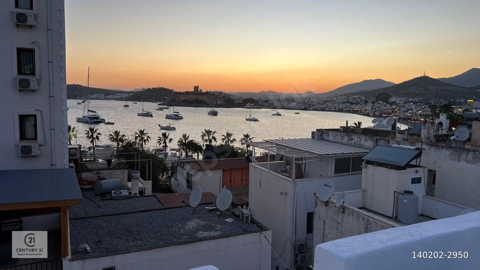 Bodrum Kumbahçe 2+1 Deniz ve Kale Manzaralı Teras Kullanımlı Satılık Daire