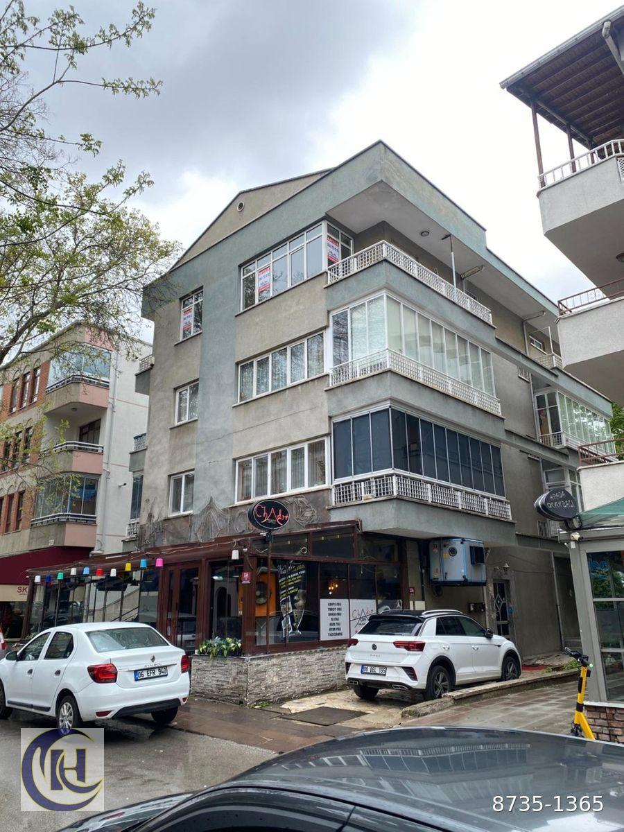 BAHÇELİEVLER 'de 140 m2 KATTA TEK 3+1 SATILIK GENİŞ DAİRE