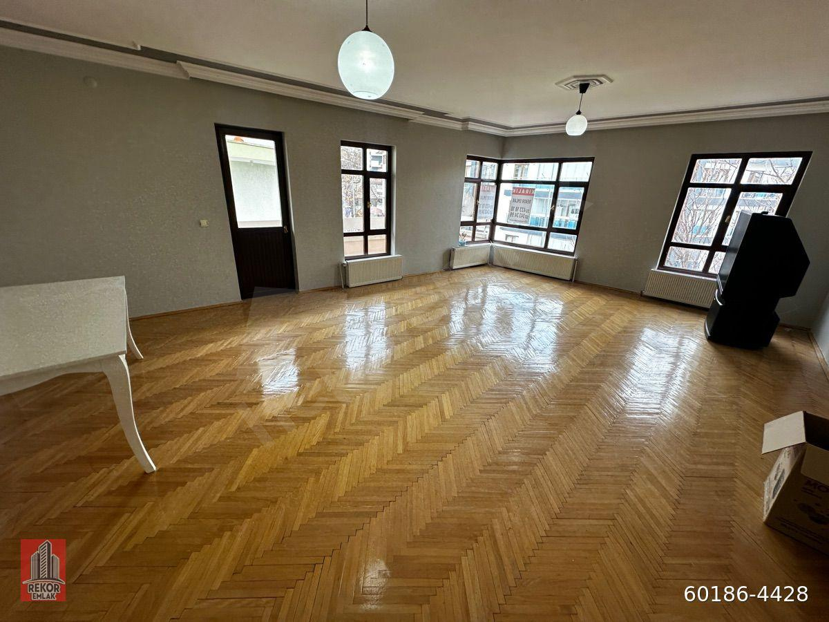 REKOR'DAN KOLEJE ÇOK YAKIN BAĞLAR CADDESİNDE 4+1 200M2 ÇİFT BANYO KATTA TEK DAİRE YAPILI