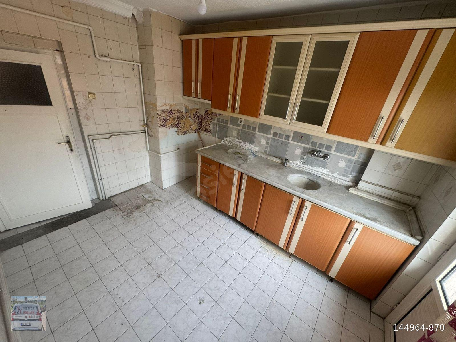 CADDE ÜZERNDE ÜÇ BALKONLU KATTA BAĞIMSIZ ÖN CEPHE 3+1 DAİRE