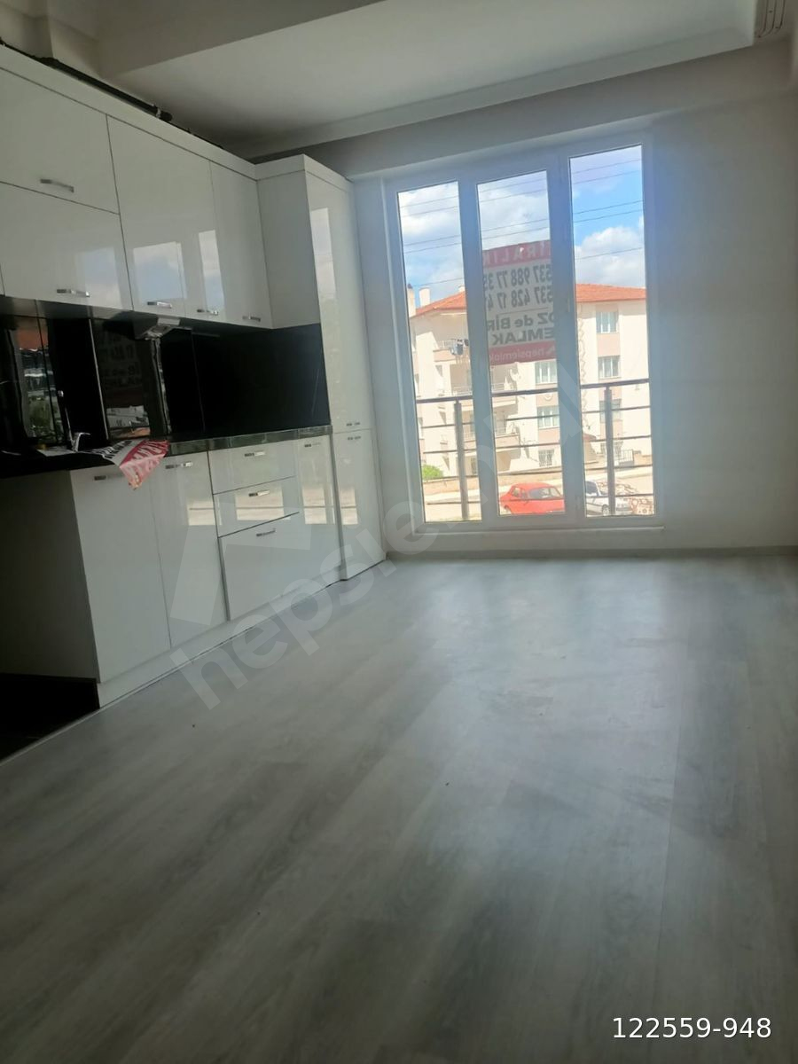 ÖZGÜREVLERDE 3+1 ARA KAT KİRALIK
