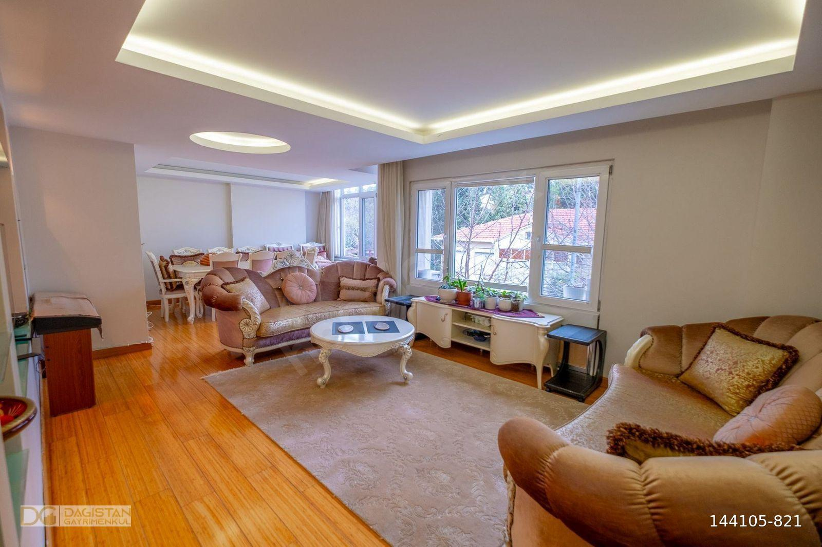 Florya Merkezde Orman Yanı Yenilenmiş 4+2 Üst Dubleks 280 m2