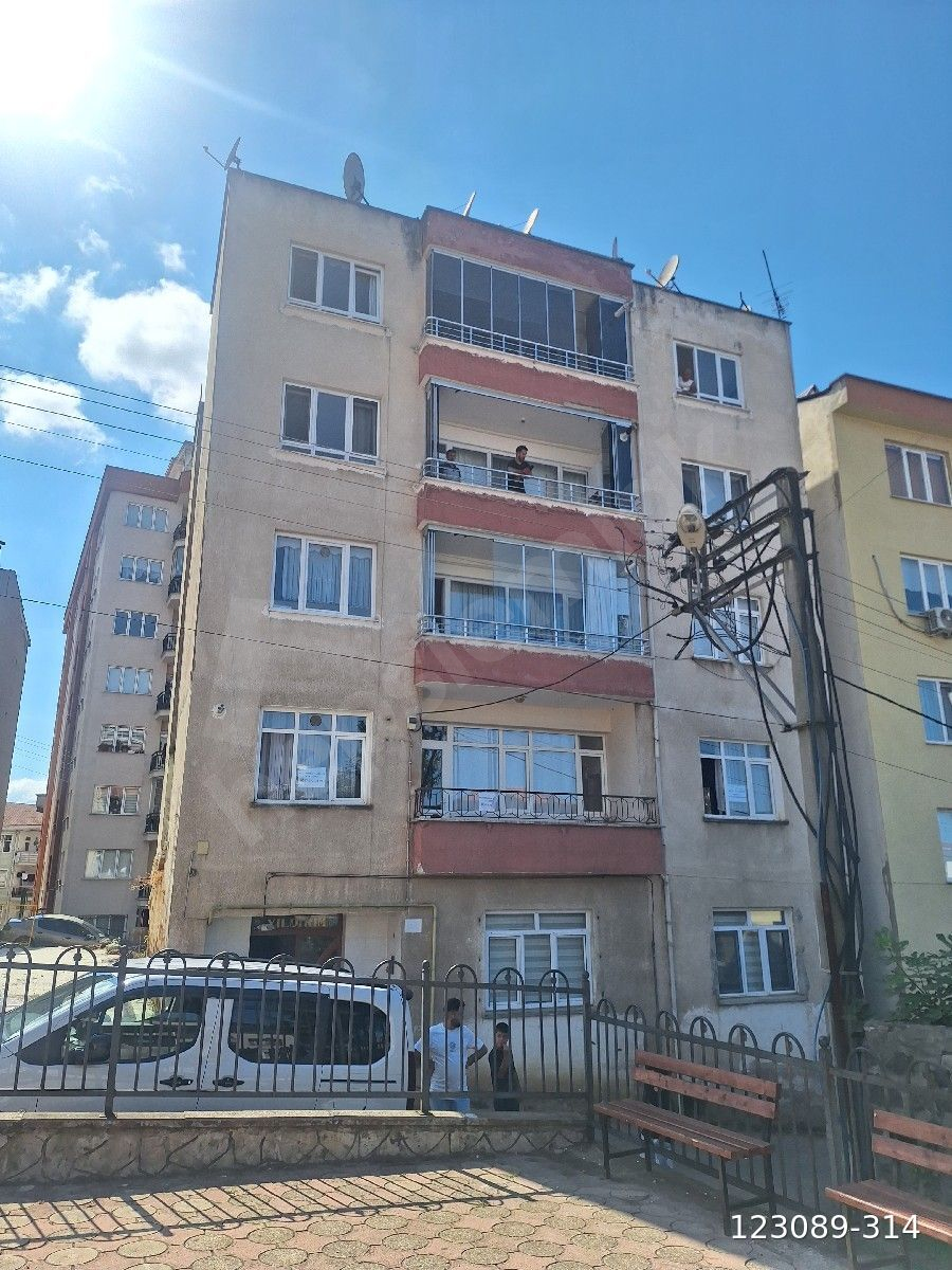 Emek emlaktan Osmaniye mah satılık doğalgazlı ikinci kat 150 m2 daire