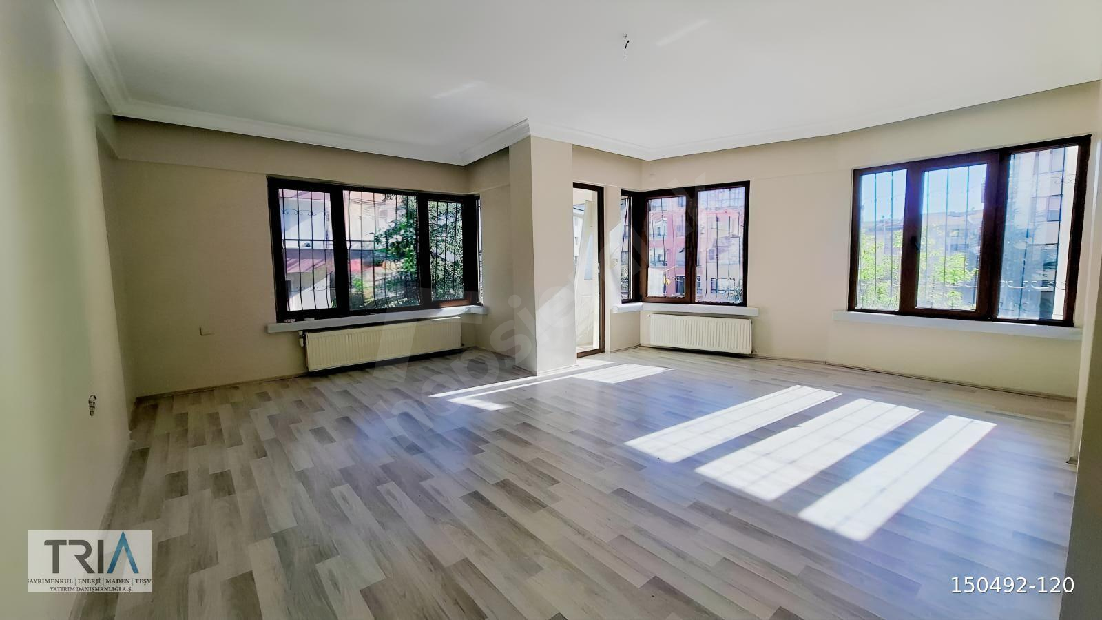 CEVİZLİDERE CADDESİNDE ARA KATTA 3+1 YENİ BOYALI FERAH DAİRE