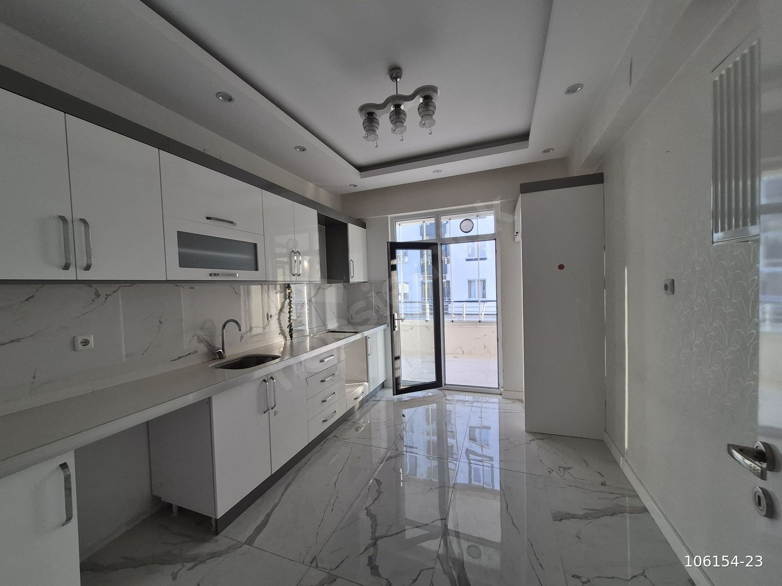 BEYLERBEYİ MERKEZİ KONUMDA KİRALIK 2+1 DAİRE