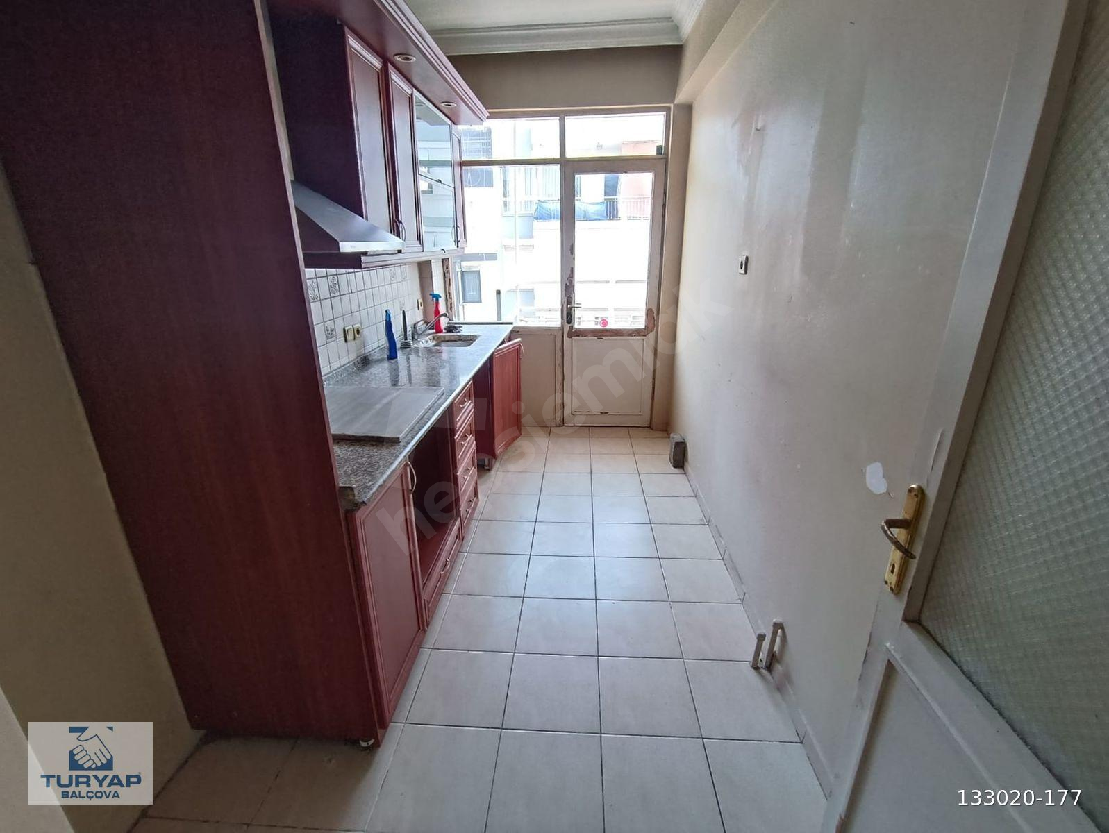 Balçova Ata Caddesi Üzeri Köşe Konumlu 2+1 Satılık Daire
