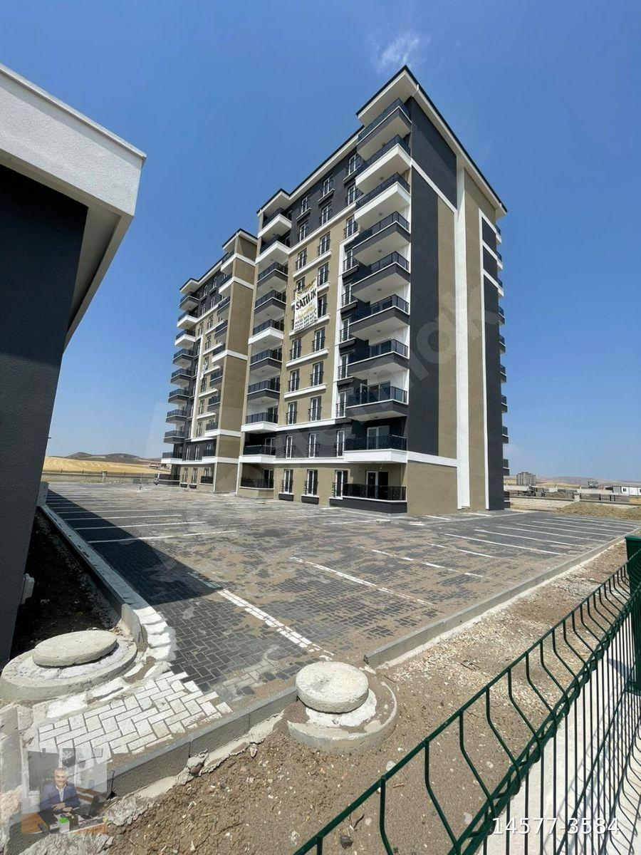 ESENBOĞADA ÜNİVERSİTE VE HAVALANINA YAKIN,CADDEYE CEPHELİ 1+1