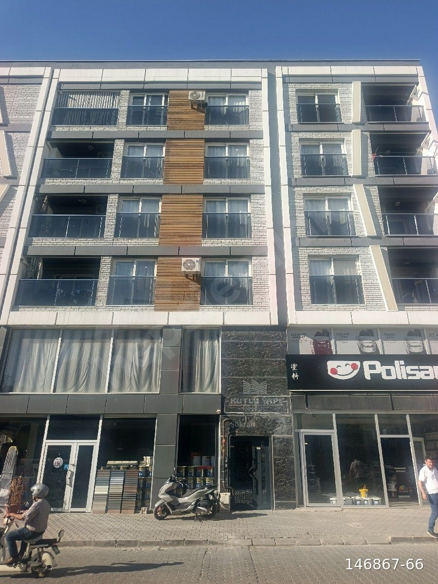 Cadde üzerinde içi harika durumda olan asansörlü kiralık 2+1 daire