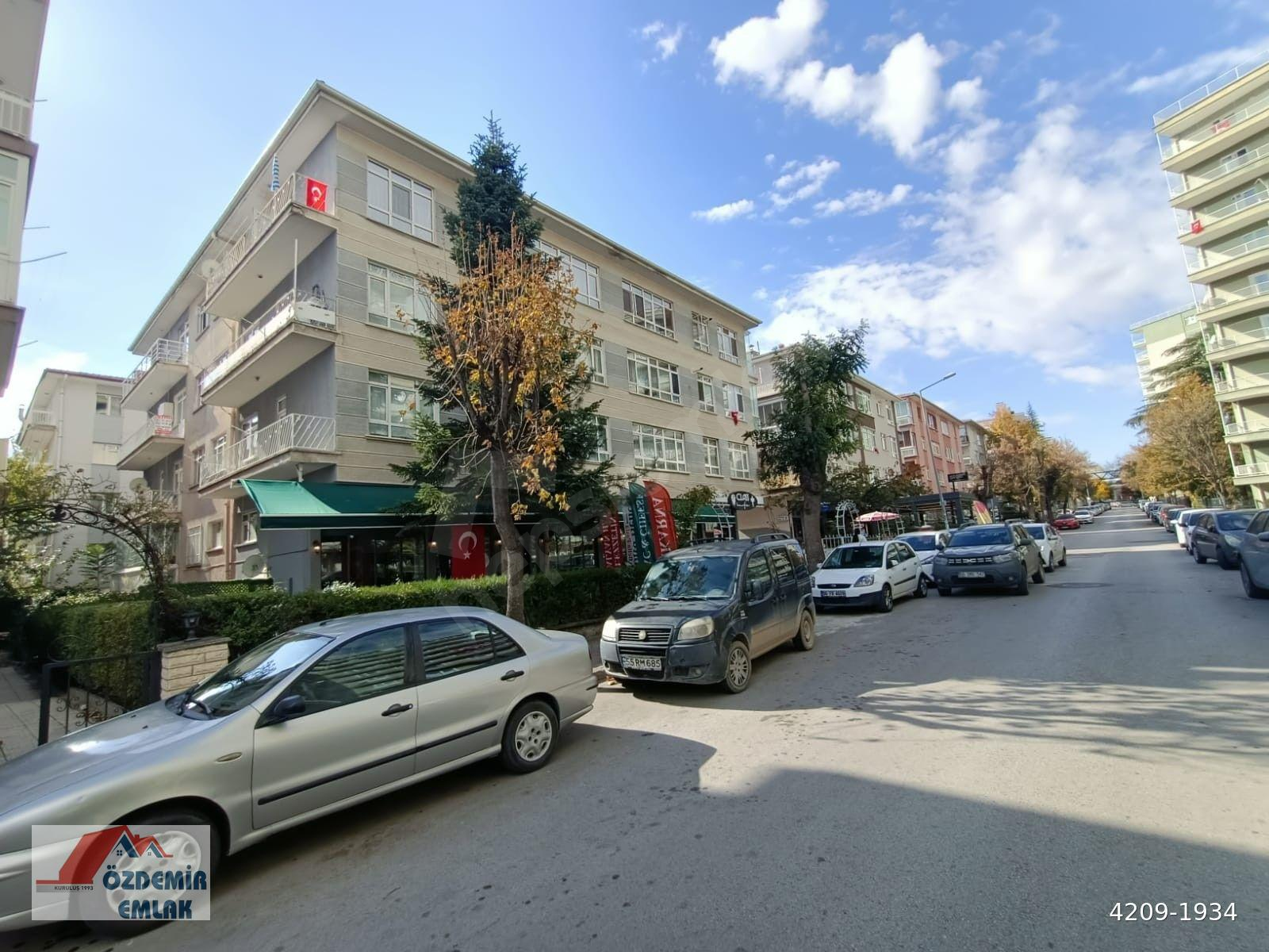 EMEK ÖZDEMİR EMLAKTAN EMEKTE 8. CD YAKINI ARAKAT 3+1 MERKEZİ