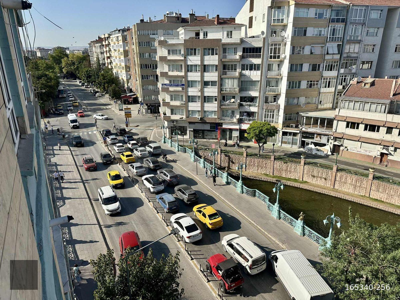 HALİM ÇALDAN PORSUK MANZARALI CADDE ÜZERİ ASANSÖRLÜ BALKONLU 2+1