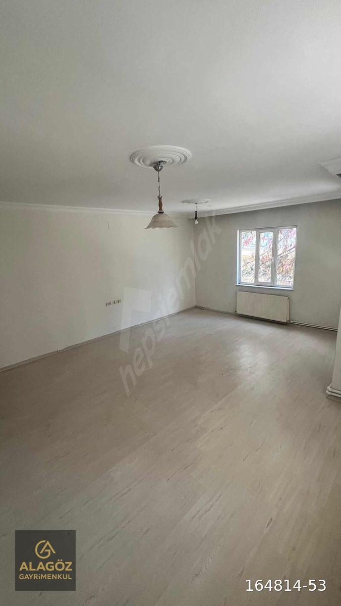 GÜNEYKENT'DE TRANVAY VE ÖTÜBÜS DURAGI YANIN'DA GENİŞ DAİRE